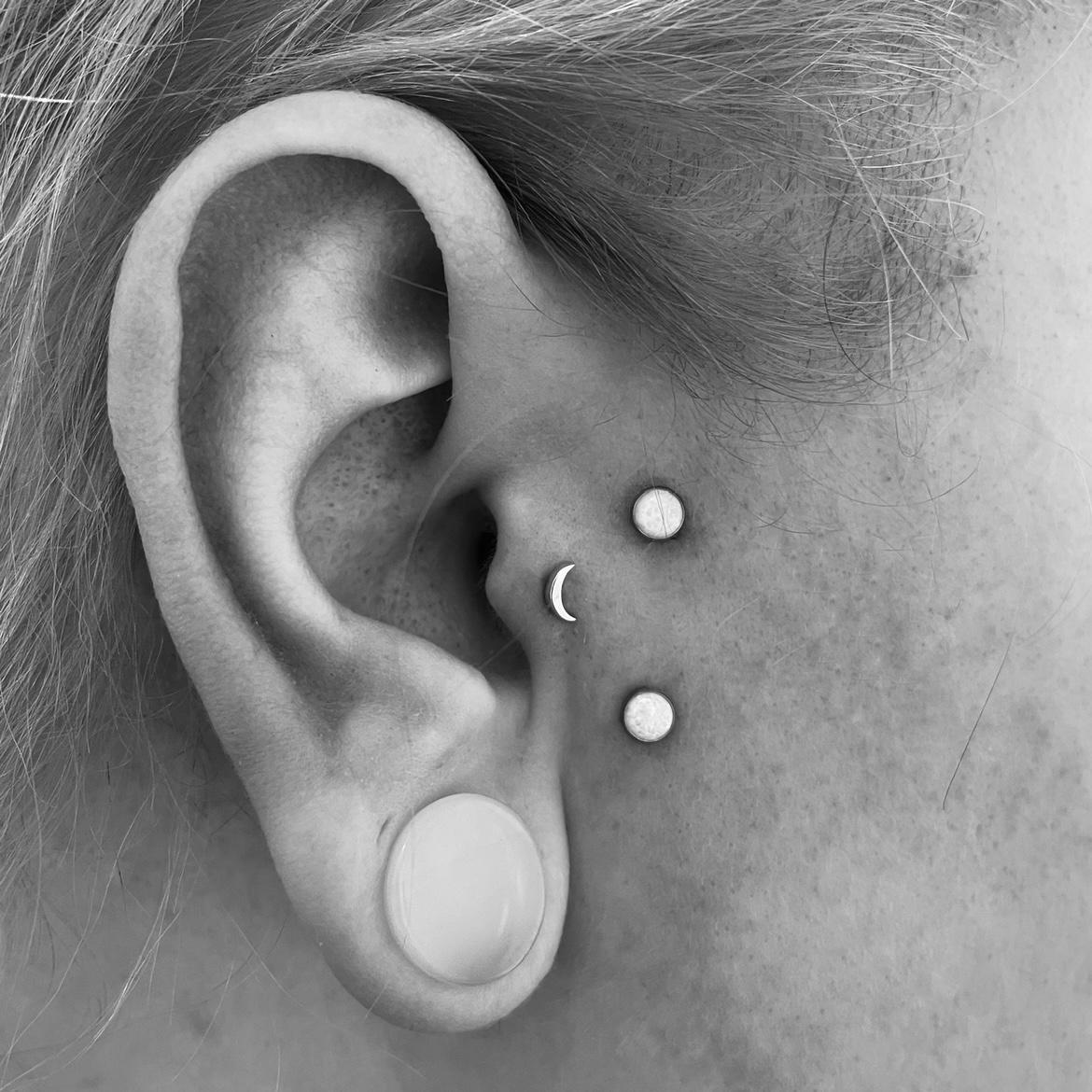 Surface Tragus Piercing (18 years+)