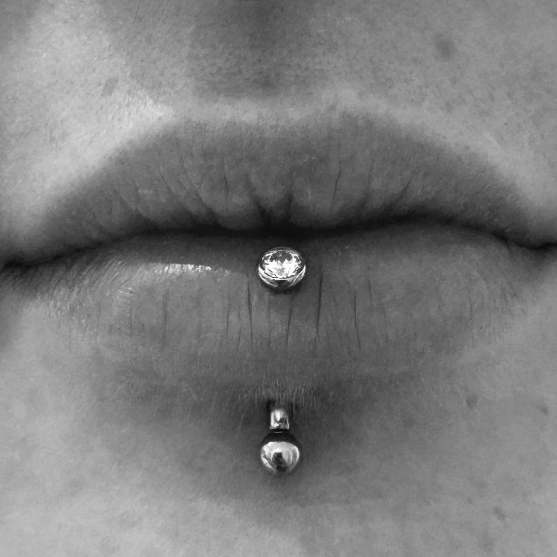 Vertical Labret (16 years+)