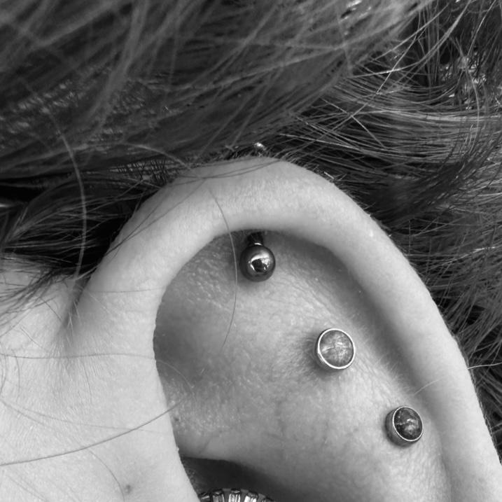 Vertical Helix Piercing (16 years+)
