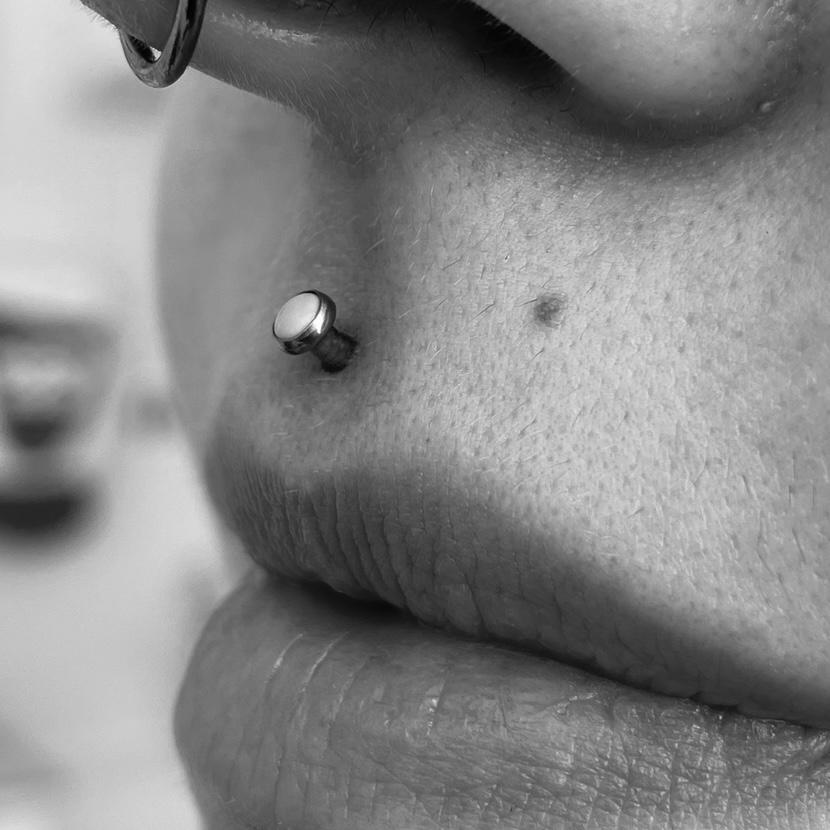 Philtrum Piercing (16 years+)