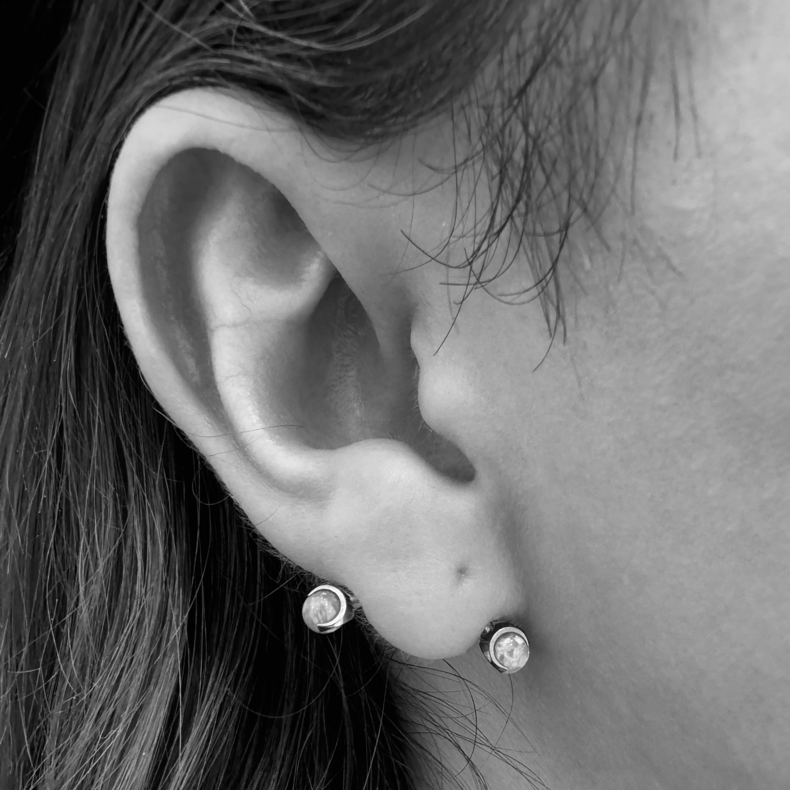 Transverse Lobe Piercing (16 years+)